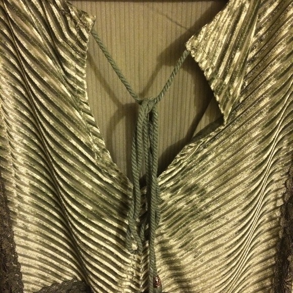 POL- Olive Green Lace Detail Top, V-Neck. NWOT! - Picture 4 of 14